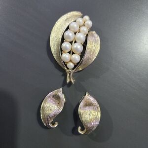 Lisner Brooch Brushed Gold tone Faux Pearls Corn Cob Flower Leaf Pin Set